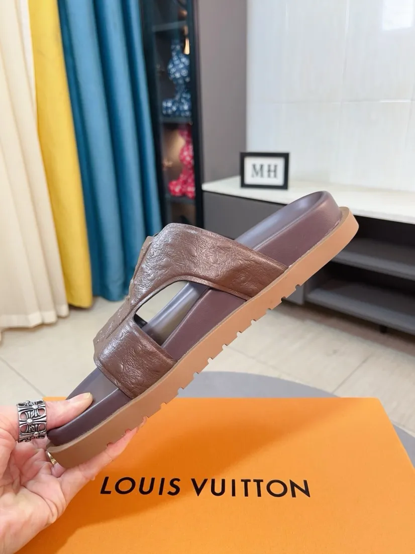 Men's shoes💰300🌹🌹【LV】Multi-color new men's slippers, original top quality version, original special cowhide ostrich embossed➕sheepskin on the inside and sides, non-slip combined sole, more stable walking, more comfortable and lightweight, high-end and generous, size: 38~44